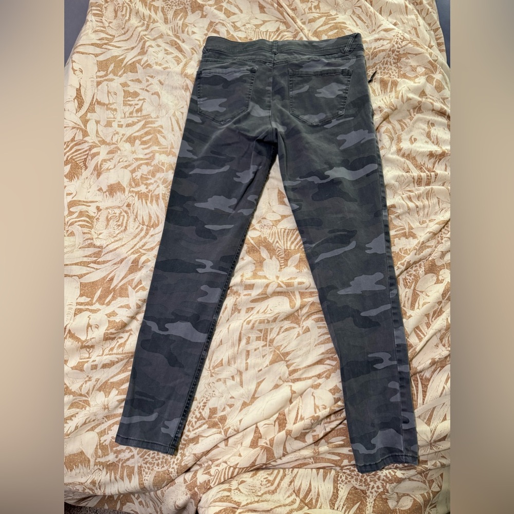 Democracy absolution jeans, 12 skinny gray cameo camouflage jagging zip mid rise